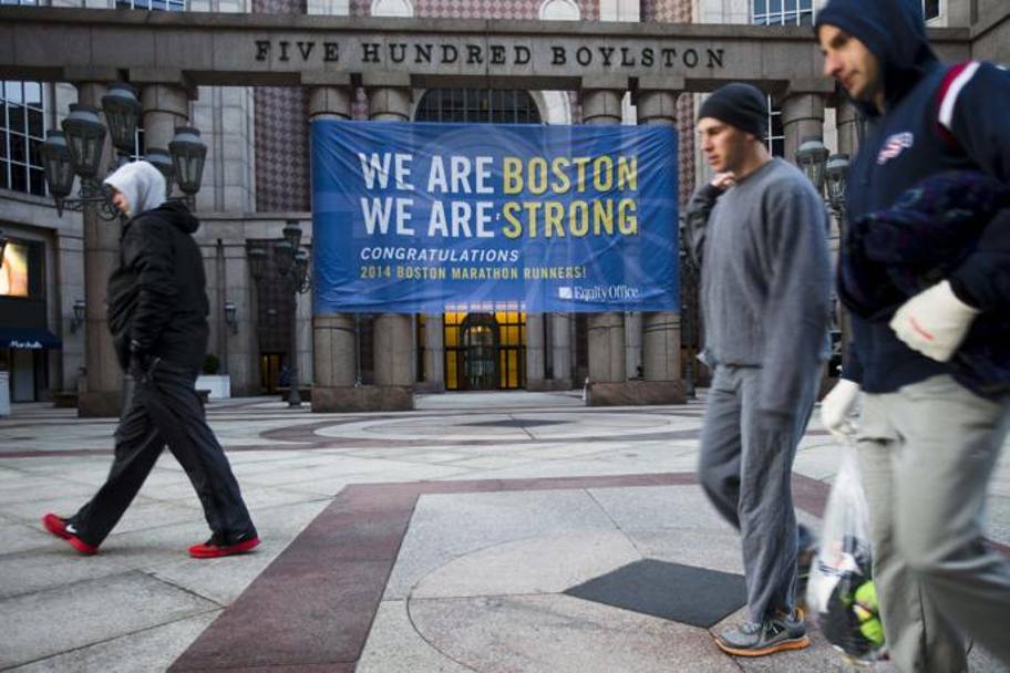 Siamo Boston, siamo forti. Lo slogan con cui la Boston Marathon riparte, senza dimenticare l&#39;attentato che il 15 aprile 2013 caus tre morti e 260 feriti. Ap